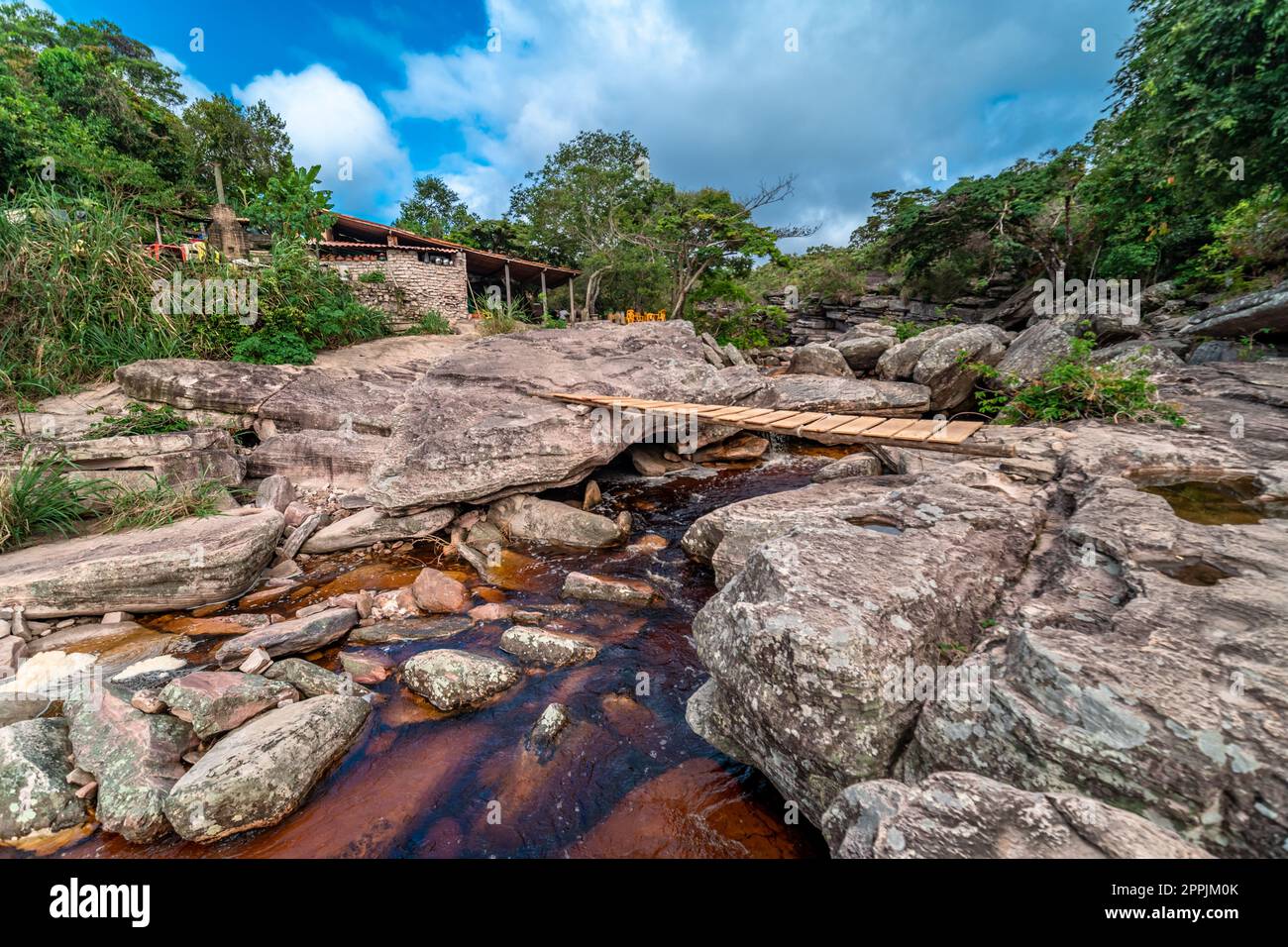 Un fiume di montagna scorre attraverso le rocce in Sud America Foto Stock