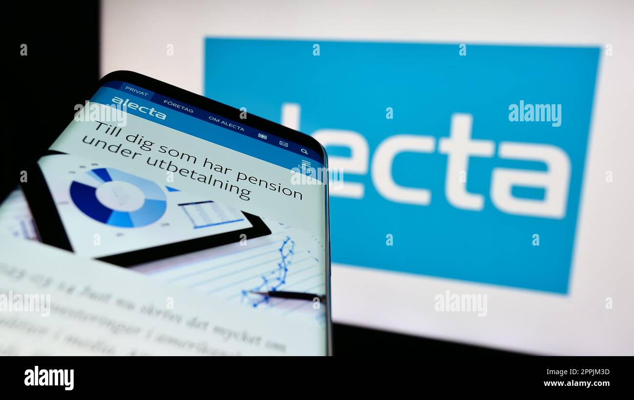 Telefono cellulare con sito web del fondo pensione svedese Alecta sullo schermo di fronte al logo aziendale. Messa a fuoco in alto a sinistra del display del telefono. Foto Stock
