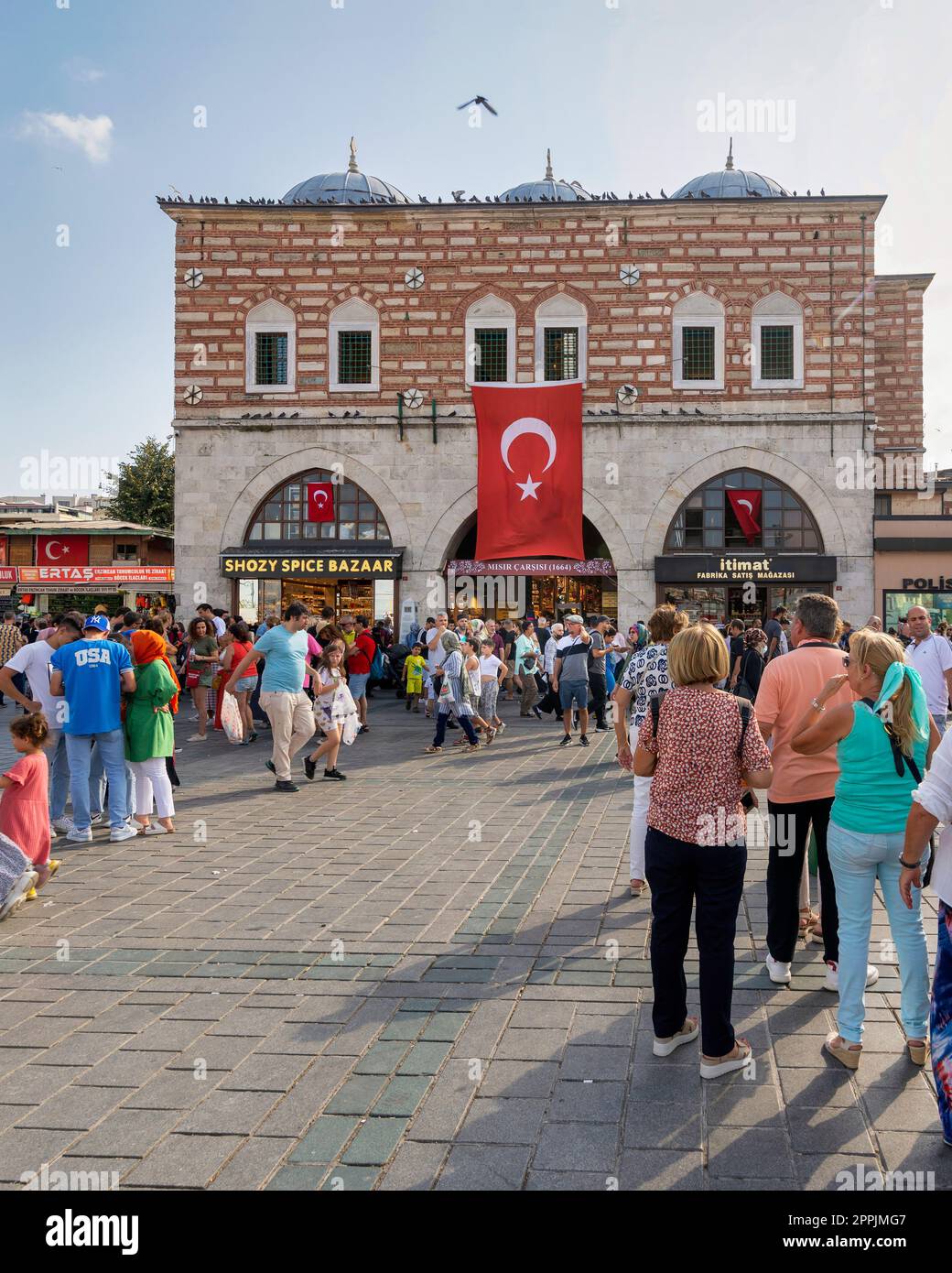 Folle di pedoni a Eminonu durante la festa del giorno della Vittoria con il bazar egiziano sullo sfondo, Istanbul, Turchia Foto Stock