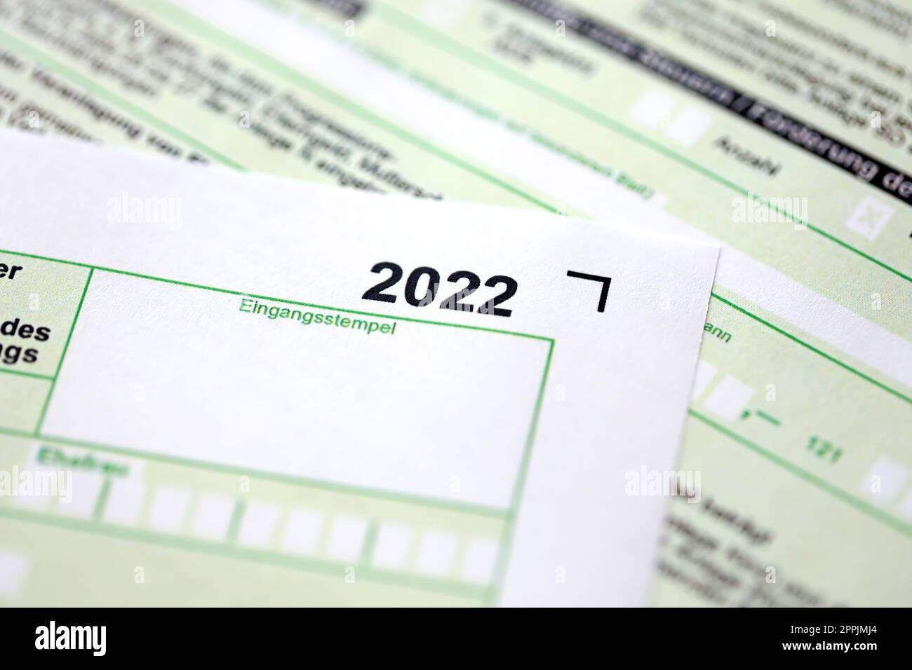 Modulo di dichiarazione dei redditi annuale tedesca per il primo piano di 2022 anni. Il concetto