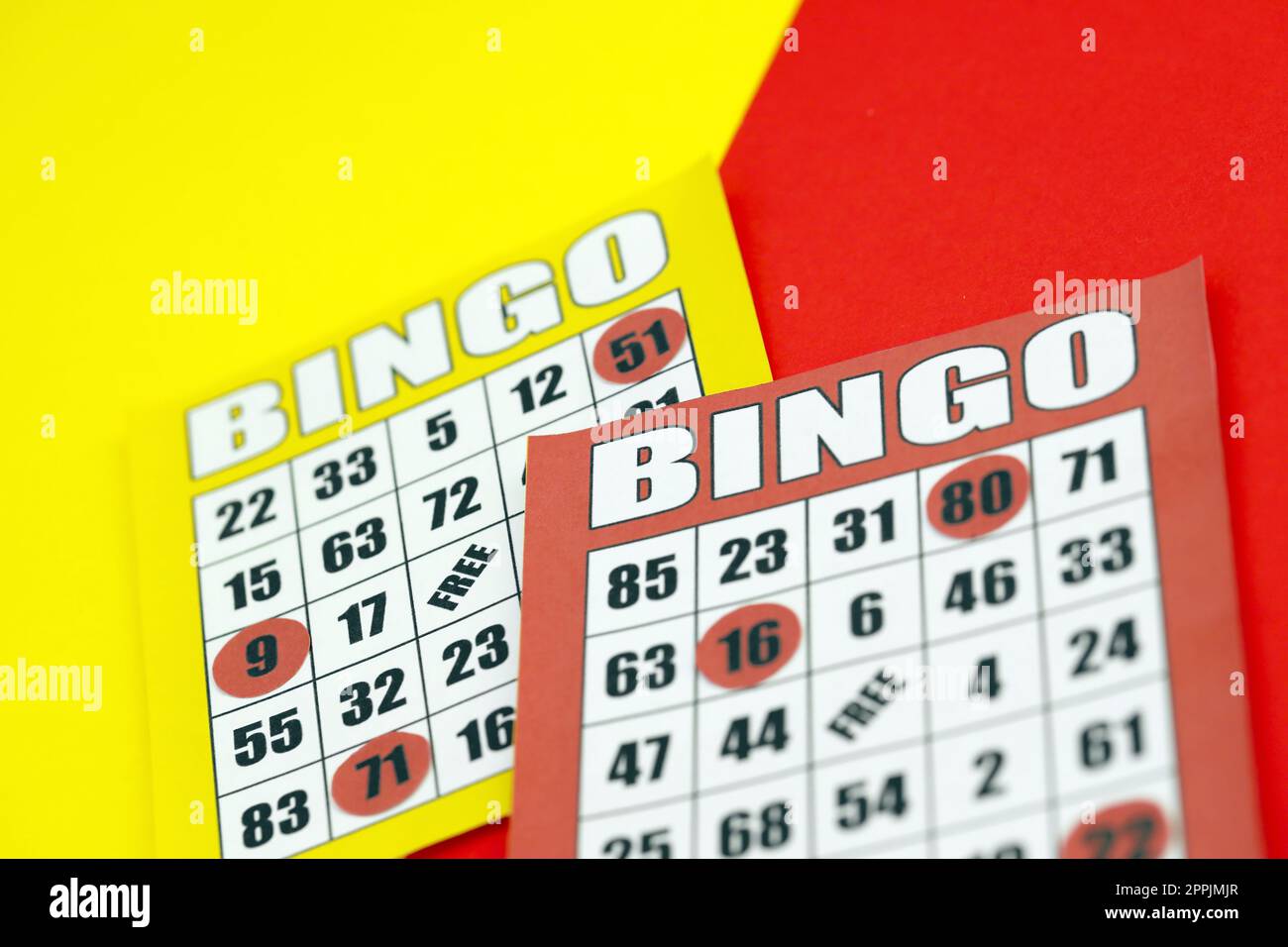 Tabelloni da bingo gialli e rossi o carte da gioco per vincere le patatine. Carte da bingo classiche statunitensi o canadesi da cinque a cinque su sfondo luminoso Foto Stock