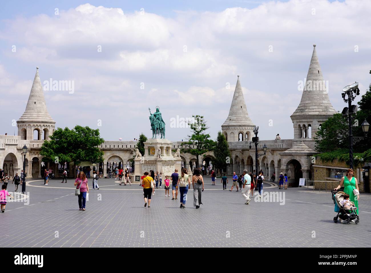 BUDAPEST, UNGHERIA - 25 MAGGIO 2022: Bastione dei pescatori con la Statua di Stefano i di Ungheria, Budapest, Ungheria, Europa Foto Stock