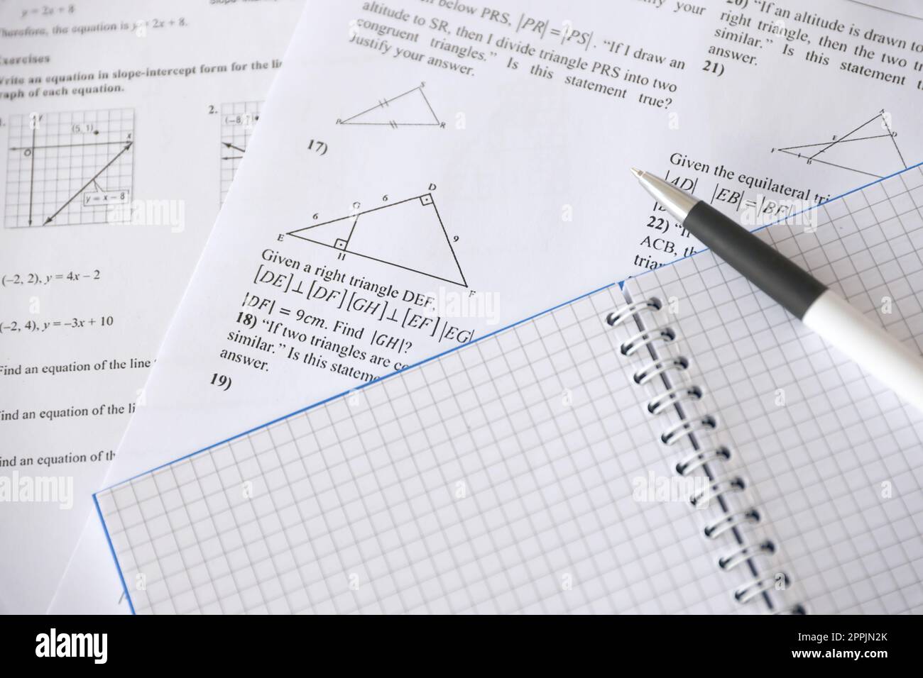 Scrittura a mano di attività geometriche su esame, pratica, quiz o test in classe di geometria. Risoluzione del concetto di equazioni esponenziali. Foto Stock