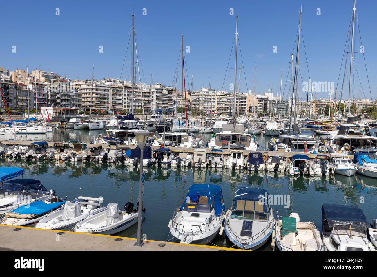 Vista del porto nella Baia di Zea con yacht ormeggiati, Atene, Pireo, Grecia Foto Stock