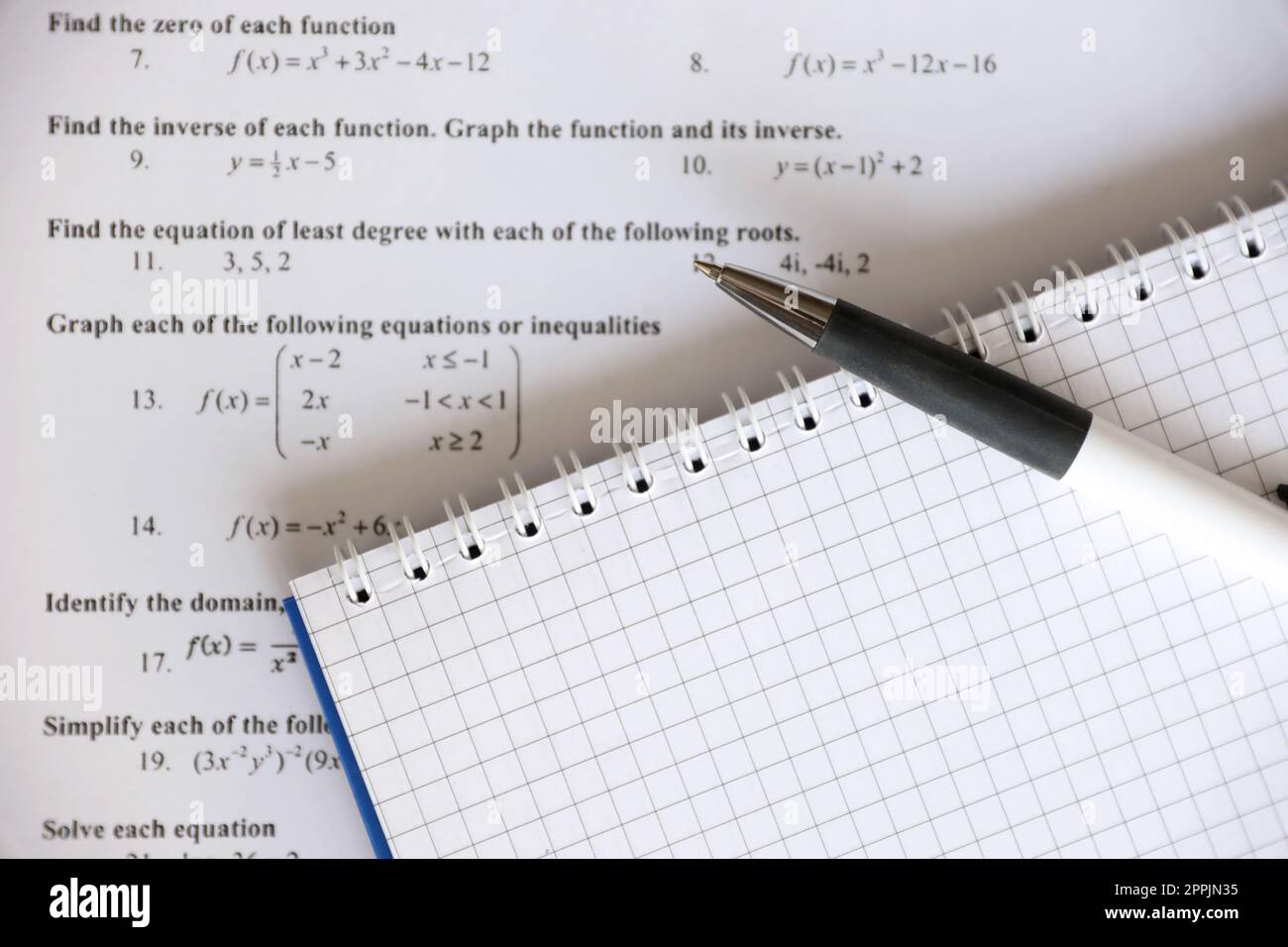 Scrittura a mano di equazione quadratica matematica su esame, pratica, quiz o test in classe di matematica. Risoluzione del concetto di equazioni esponenziali. Foto Stock
