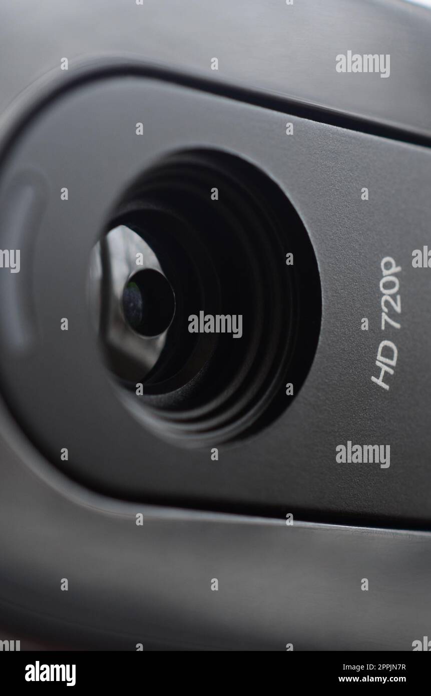 Una webcam moderna è installata sul corpo di un monitor a schermo piatto. Dispositivo per la comunicazione video e la registrazione di video di alta qualità Foto Stock
