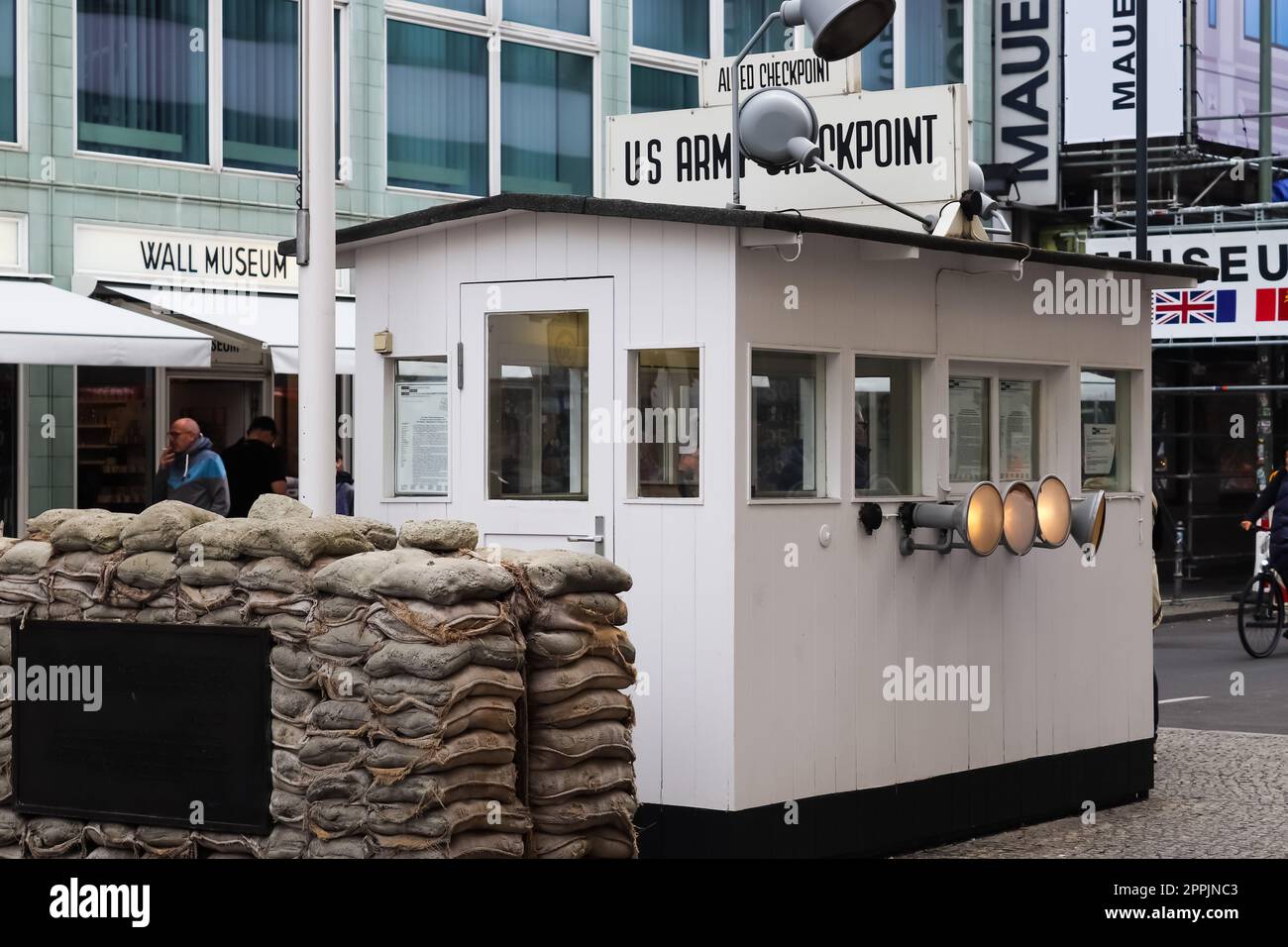 Berlino, Germania - 03. Ottobre 2022: Vista del famoso Checkpoint Charlie a Berlino. Foto Stock