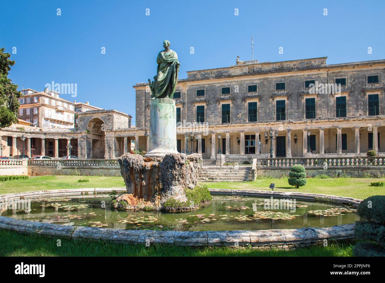 Statua di fronte al Palazzo di San Michele e San Giorgio, Kerkyra, Corfù Foto Stock