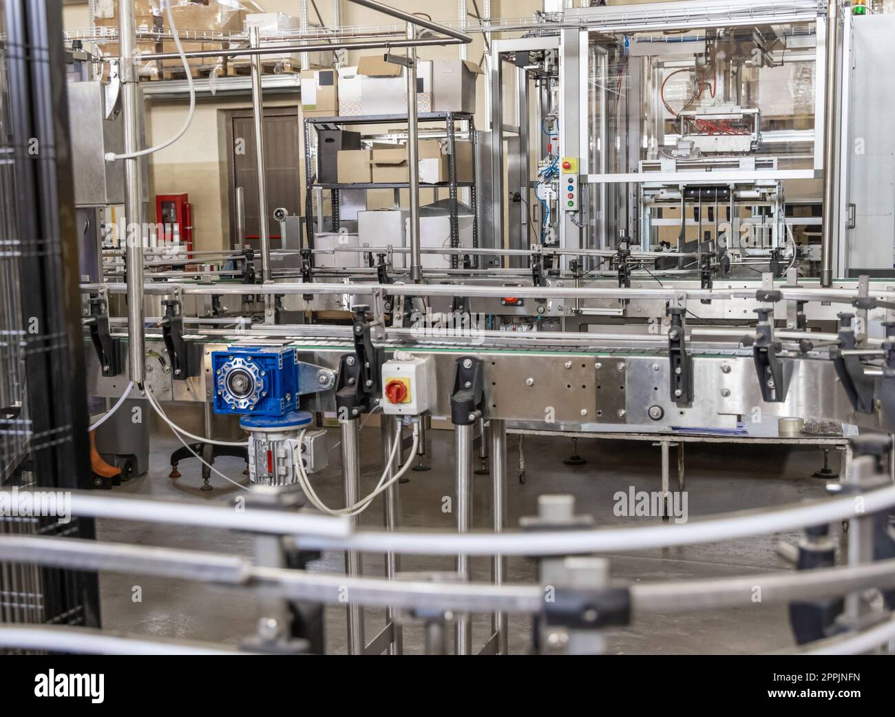 Imbottigliatrice industriale presso una moderna fabbrica di vino. Linea di  trasporto automatica per la produzione di vino Foto stock - Alamy