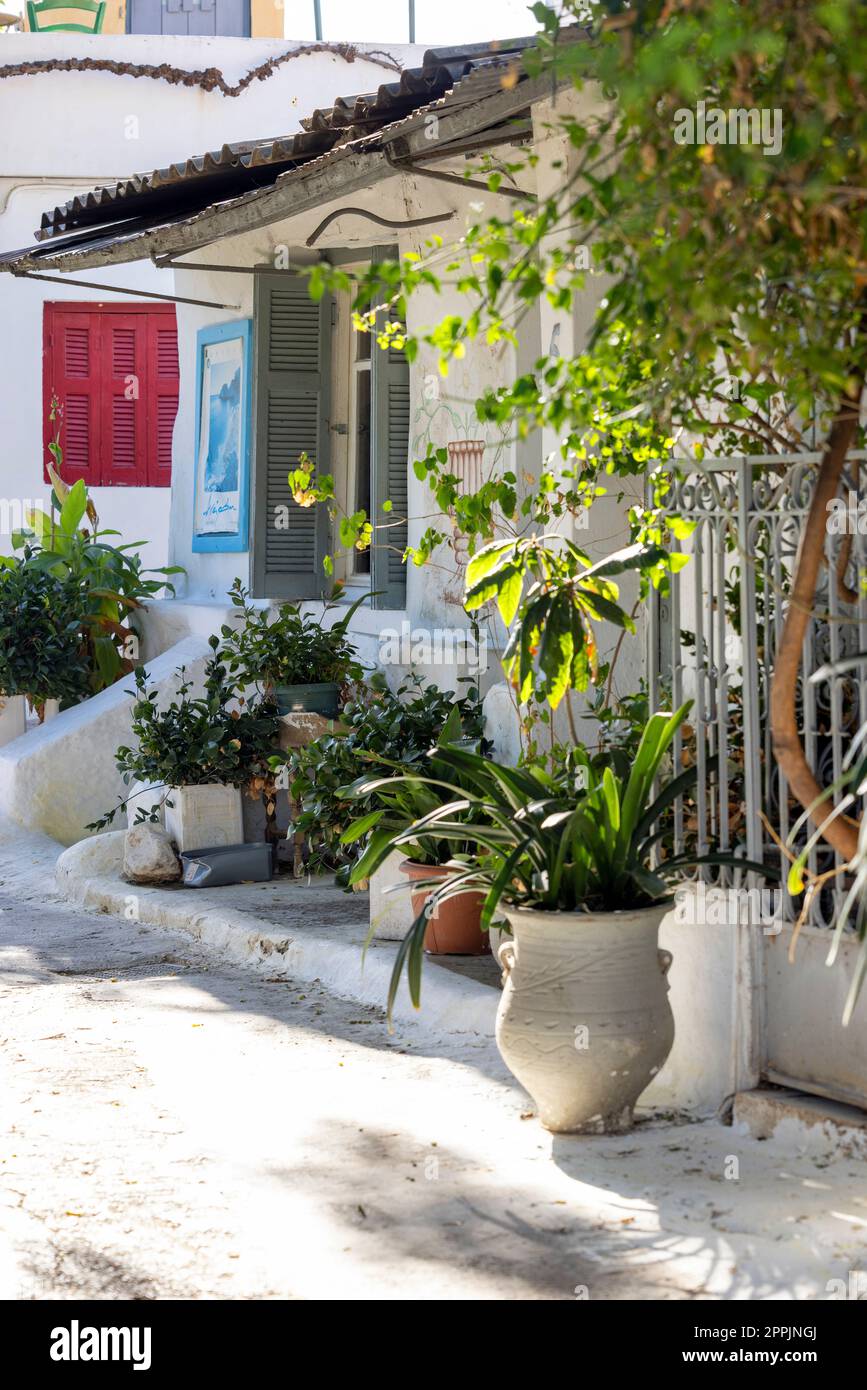 Anafiotika, piccolo e panoramico quartiere di Atene, parte del vecchio quartiere storico di Plaka, strade strette, Atene, Grecia. Foto Stock