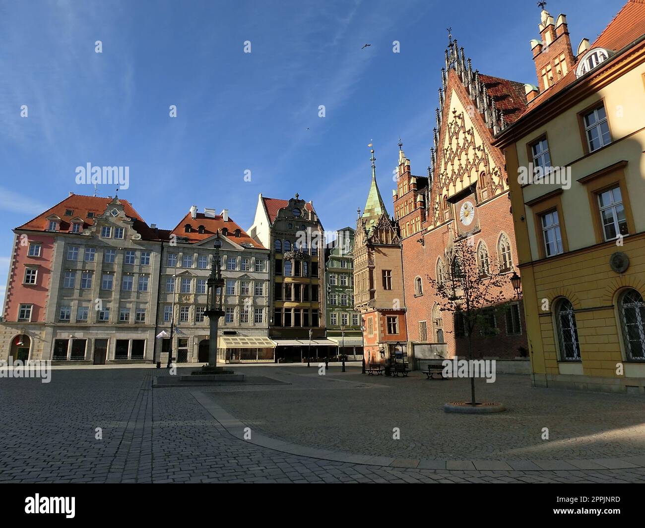 Edificio del vecchio municipio con un orologio al centro di Piazza Wroclaw Polonia Foto Stock