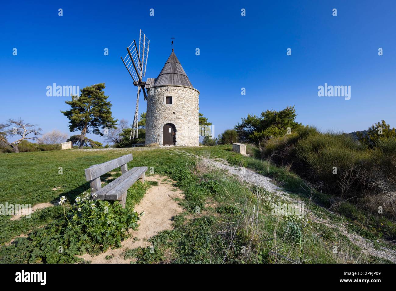 Mulino a vento di Montfuron (Moulin Saint-Elzear de Montfuron) in Provenza, Alpi dell'alta Provenza, Francia Foto Stock