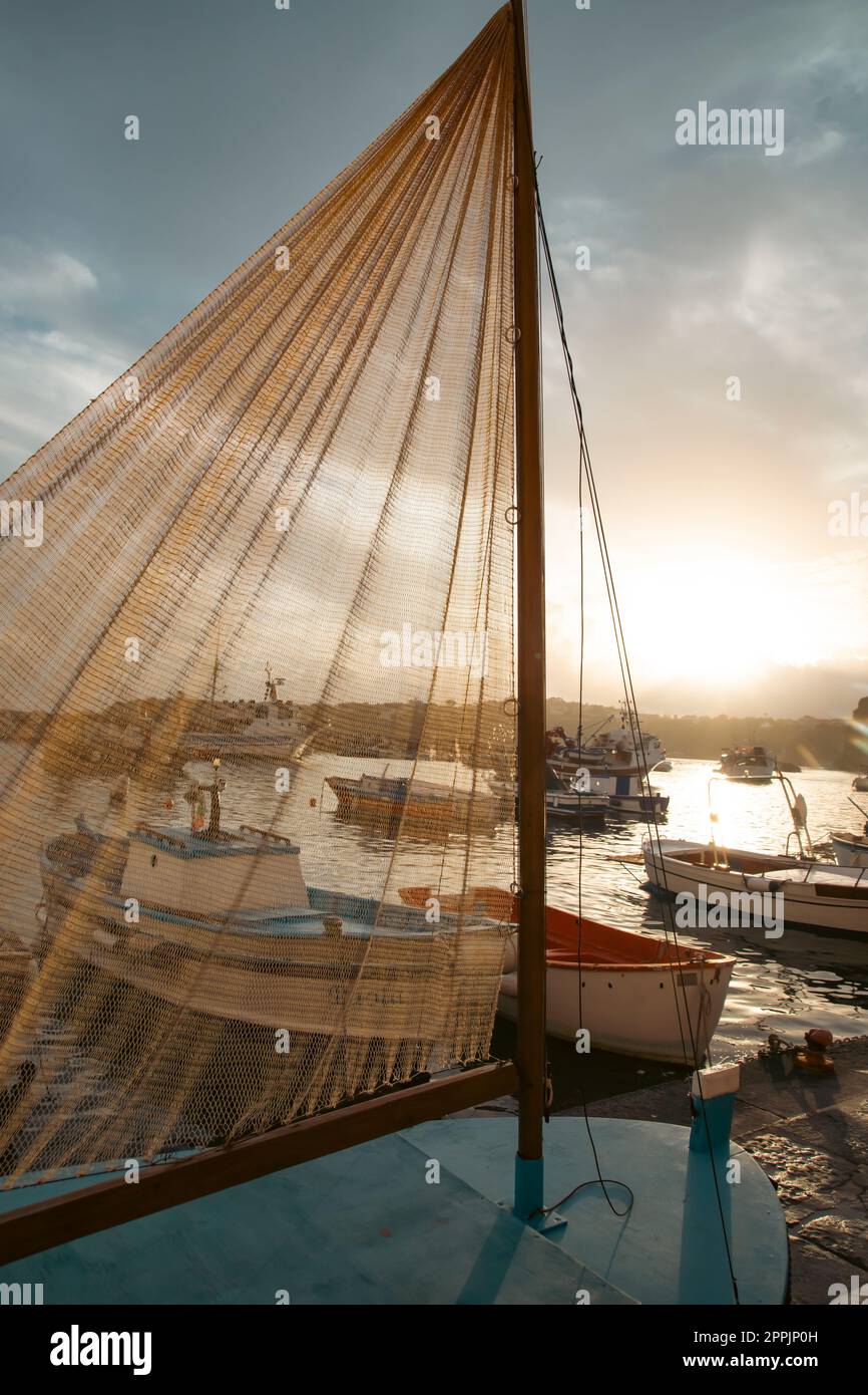 Bellissimo villaggio di pescatori con case colorate e reti da pesca, Marina Corricella sull'isola di Procida, Golfo di Napoli, Italia. Foto Stock