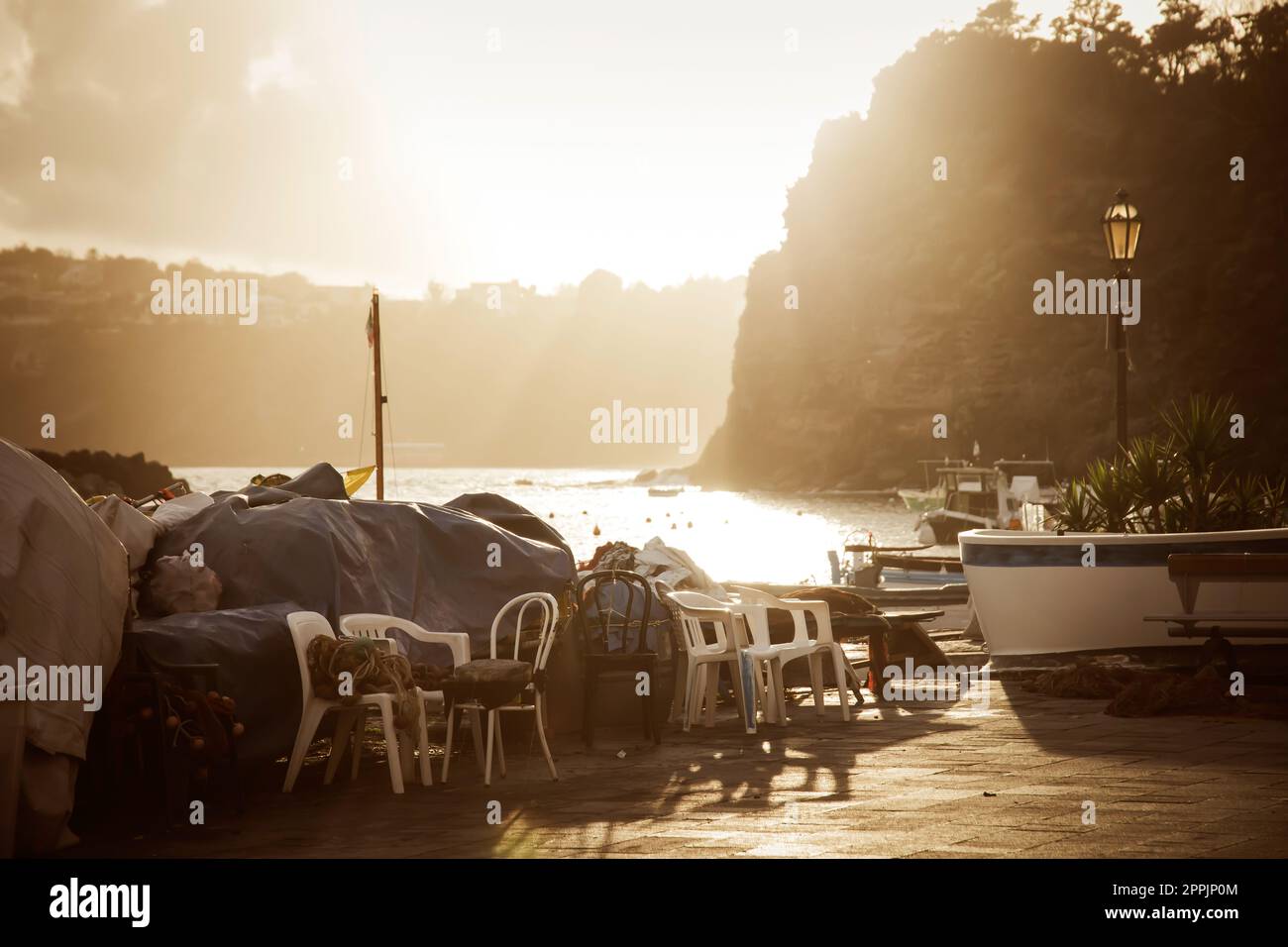 Bellissimo villaggio di pescatori con case colorate e reti da pesca, Marina Corricella sull'isola di Procida, Golfo di Napoli, Italia. Foto Stock