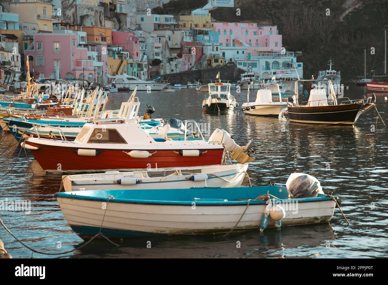 Bellissimo villaggio di pescatori con case colorate e reti da pesca, Marina Corricella sull'isola di Procida, Golfo di Napoli, Italia. Foto Stock