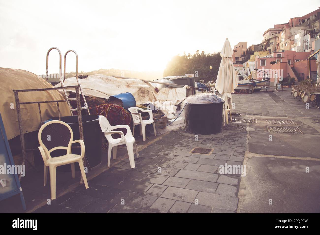 Bellissimo villaggio di pescatori con case colorate e reti da pesca, Marina Corricella sull'isola di Procida, Golfo di Napoli, Italia. Foto Stock