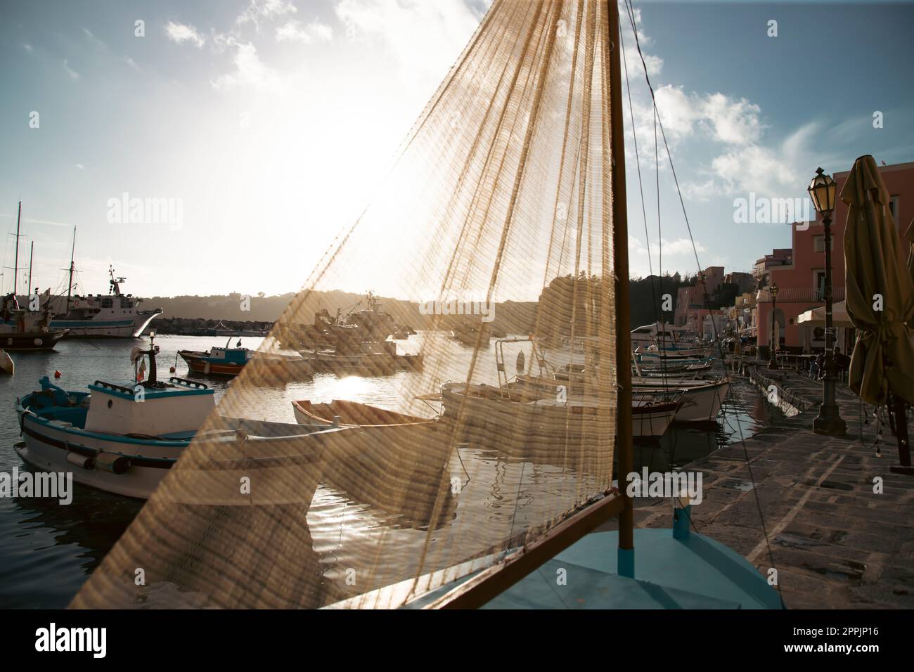 Bellissimo villaggio di pescatori con case colorate e reti da pesca, Marina Corricella sull'isola di Procida, Golfo di Napoli, Italia. Foto Stock