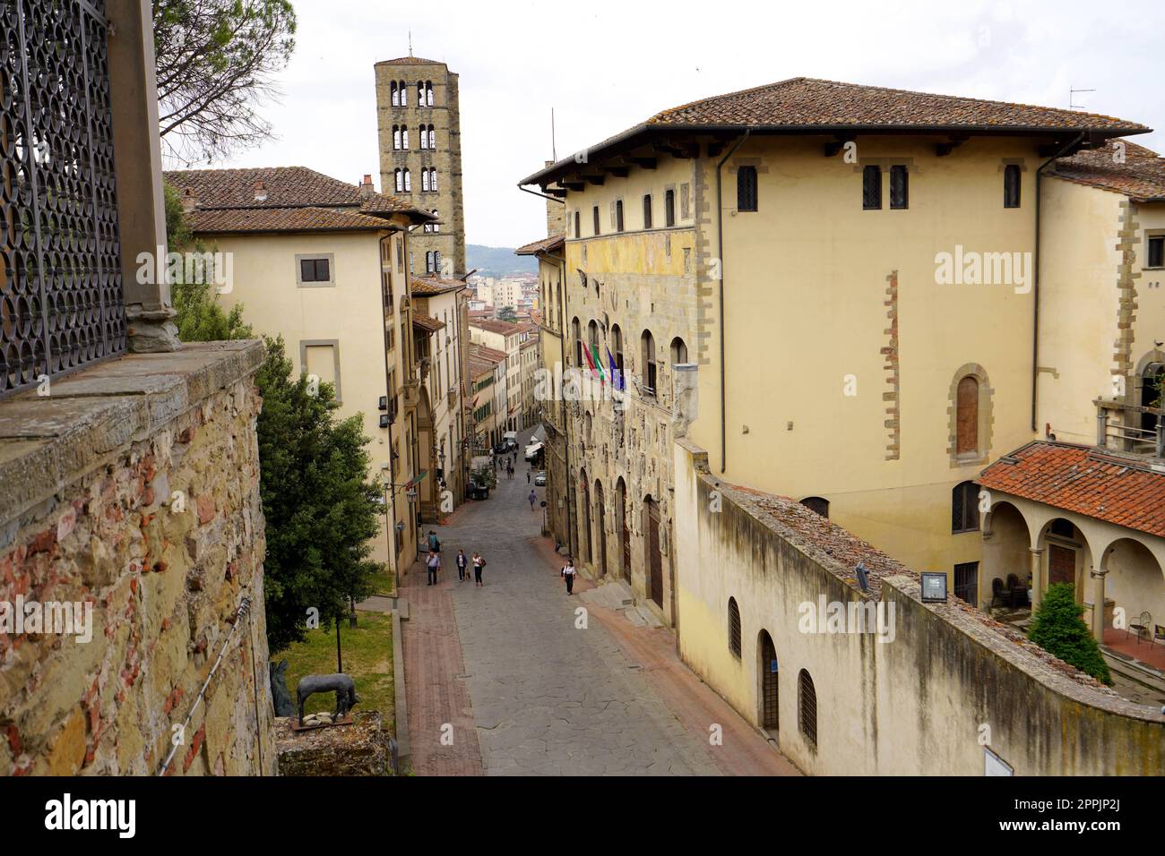 AREZZO, ITALIA - 24 GIUGNO 2022: Veduta aerea della storica città medievale di Arezzo, Toscana, Italia Foto Stock