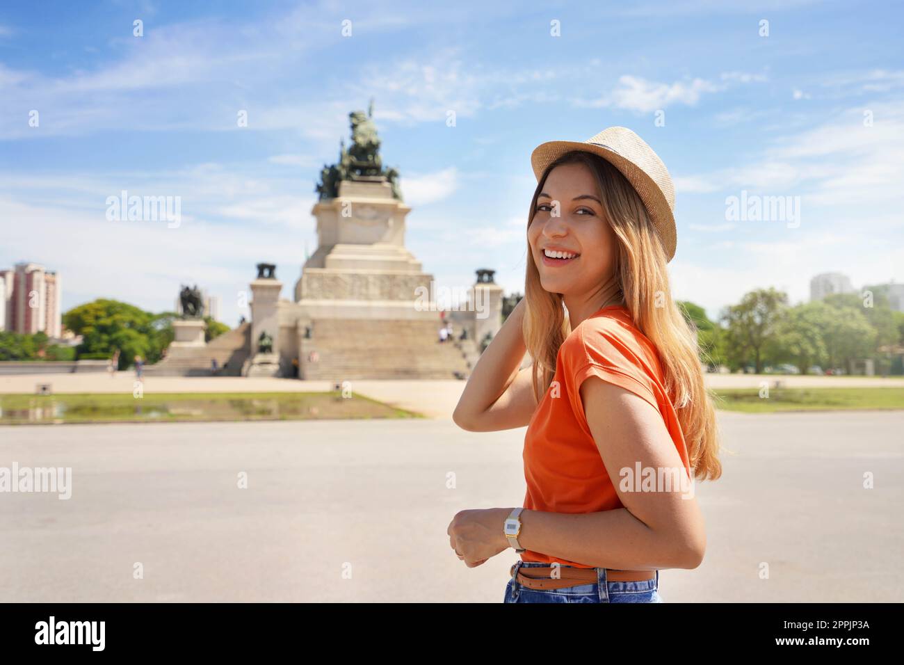 Ritratto di donna sorridente viaggiatore rilassato a piedi nel parco cittadino di Sao Paulo, Brasile Foto Stock