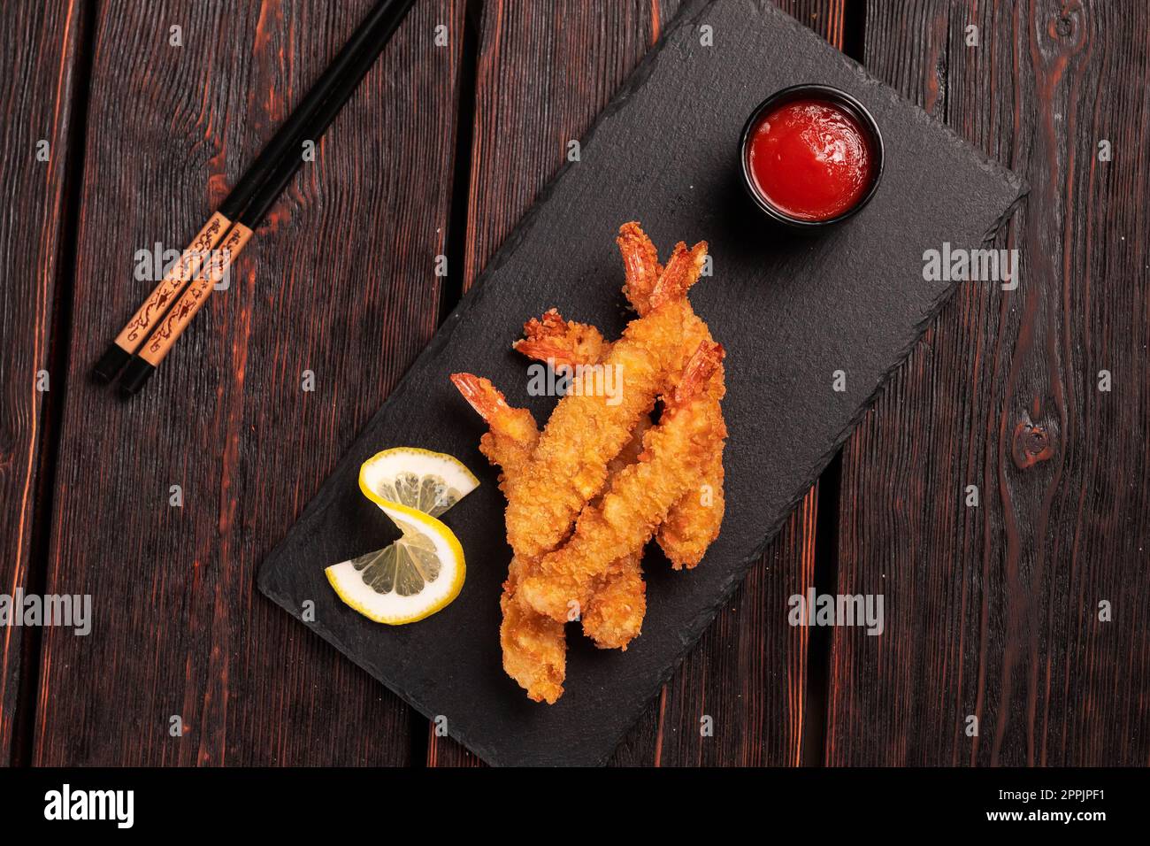 Tempura di gamberi fritti con salsa di peperoncino dolce - cucina giapponese asiatica vista dall'alto Foto Stock