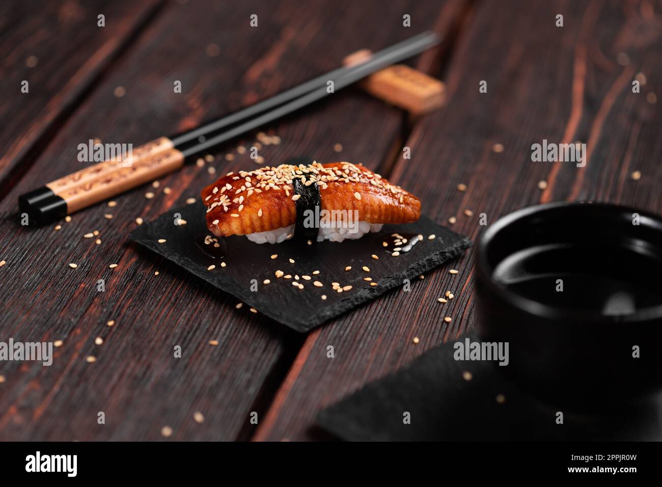 Sushi giapponese unagi nigiri sushi anguilla affumicata su sfondo in legno primo piano Foto Stock