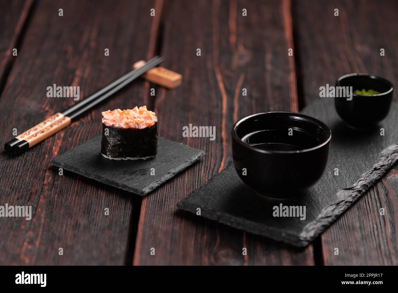 Sushi Gunkan Maki di salmone di pesce, capesante, persico, anguilla, gamberi e caviale su fondo di tavolo di legno. Menu sushi. Gunkan di sushi giapponese Foto Stock
