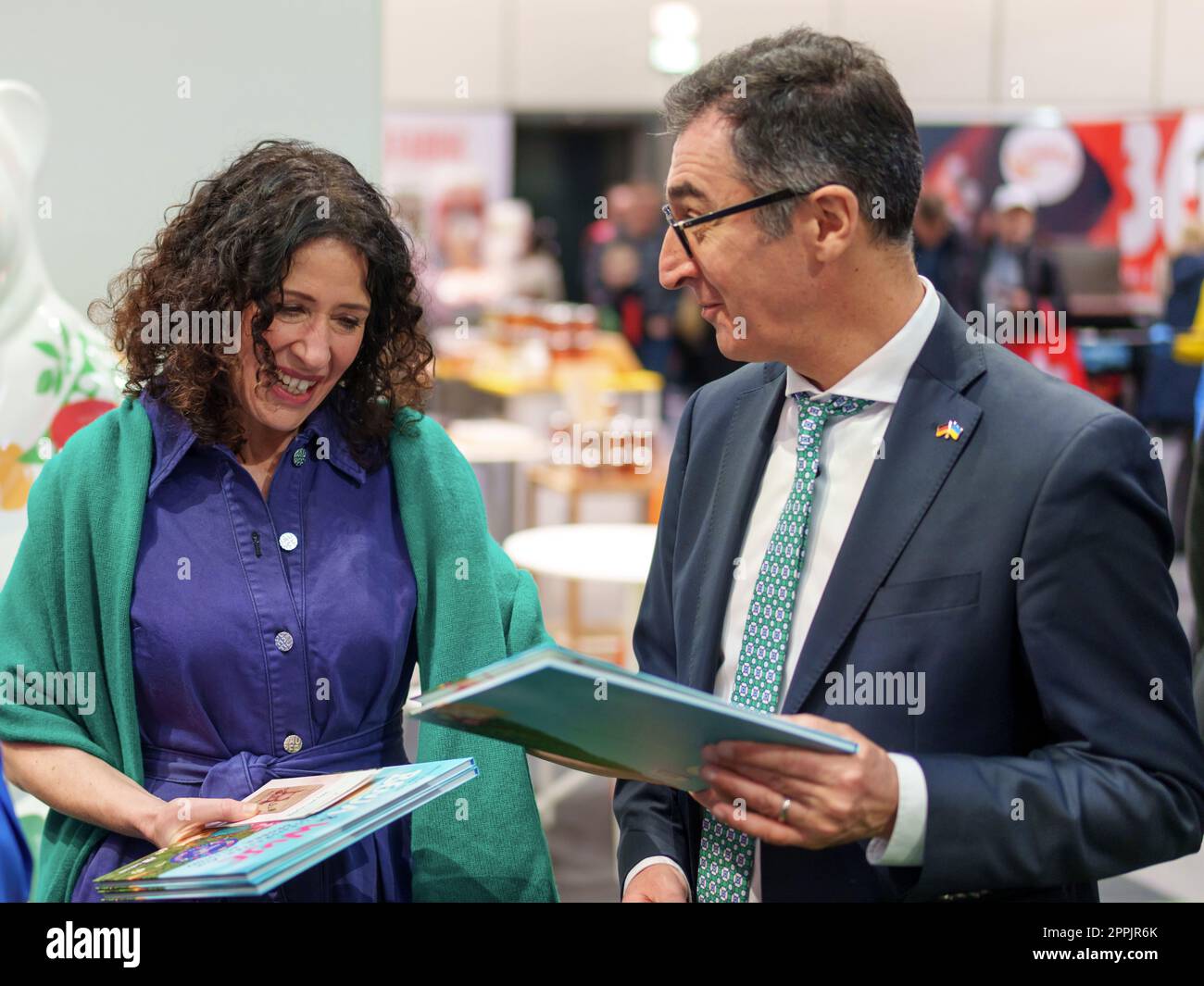 Bettina Jarasch, senatrice per l'ambiente, la mobilità, i consumatori e la protezione del clima, CEM Ã-zdemir, Ministro federale dell'Agricoltura al tour di apertura nella sala 22a di Berlino della settimana verde internazionale di Berlino 2023. Foto Stock