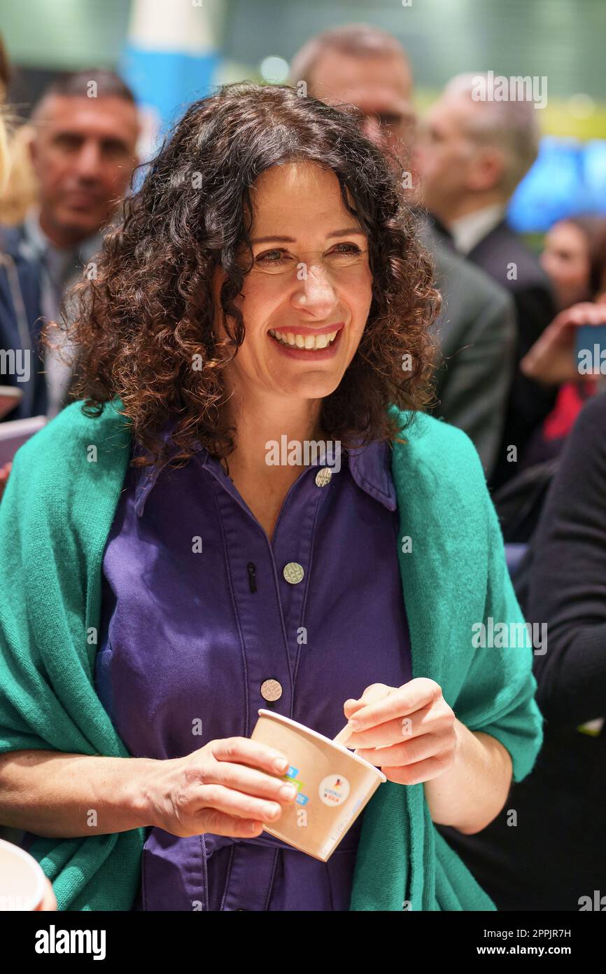 Bettina Jarasch, senatrice per l'ambiente, la mobilità, i consumatori e la tutela del clima, al tour di apertura nella sala 22a di Berlino della settimana verde internazionale di Berlino 2023. Foto Stock