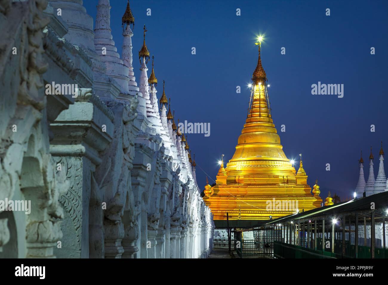 Golden Stupa a Mandalay in Myanmar Foto Stock