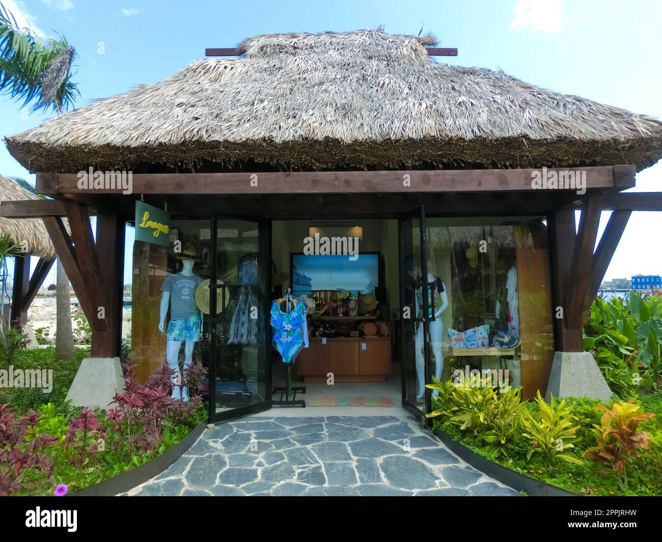 Puerto Plata, DR - 10 gennaio 2022: Negozi al porto delle navi da crociera Taino Bay a Puerto Plata, Repubblica Dominicana. Foto Stock