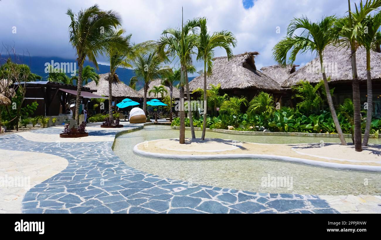 Puerto Plata, DR - 10 gennaio 2022: Negozi al porto delle navi da crociera Taino Bay a Puerto Plata, Repubblica Dominicana. Foto Stock