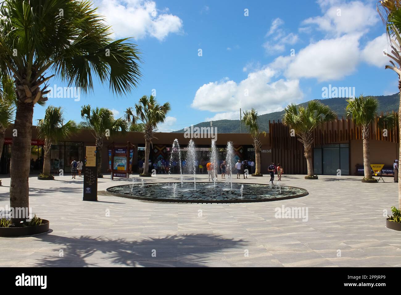 Puerto Plata, DR - 10 gennaio 2022: Negozi al porto delle navi da crociera Taino Bay a Puerto Plata, Repubblica Dominicana. Foto Stock