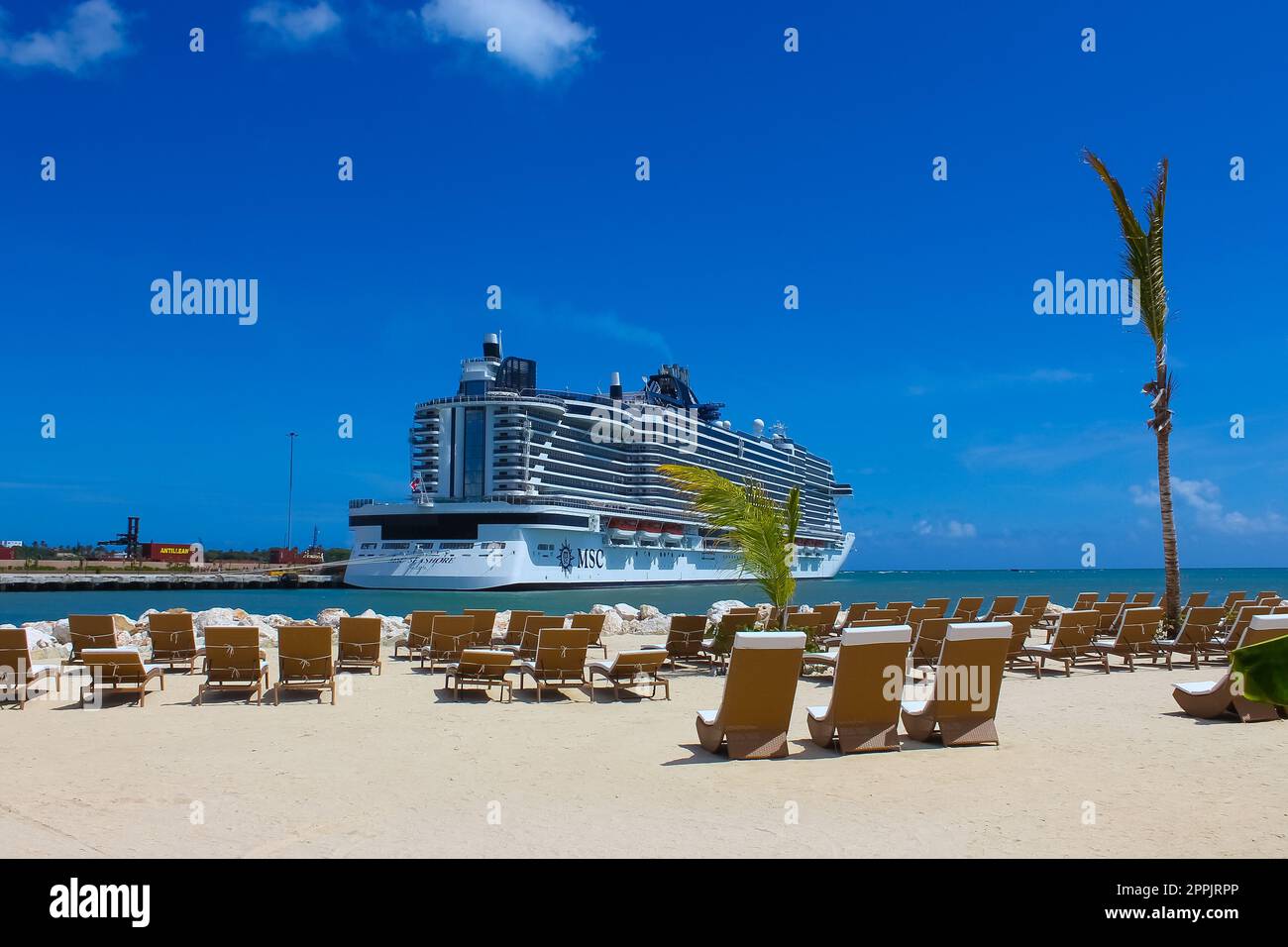 Nave da crociera MSC Seashore ormeggiata sull'isola tropicale Foto Stock