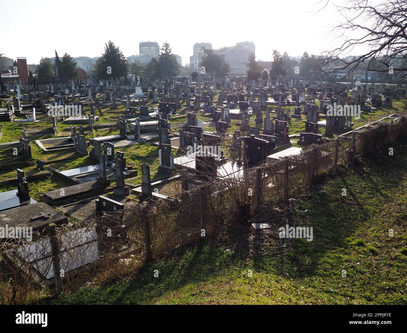 Sremska Mitrovica, Serbia, 25 febbraio 2021. Cimitero moderno della città cristiana. Tombe con monumenti in pietra e croci. Lapidi di granito. Cripta o cappella. Tema funerale o Halloween Foto Stock