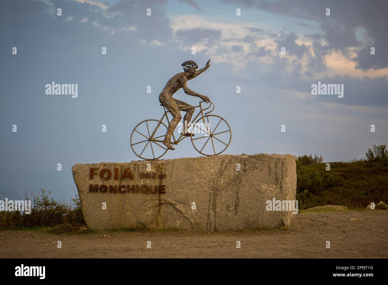 Scultura di una bicicletta sulla cima della montagna più alta dell'Algarve a Monchique Foto Stock