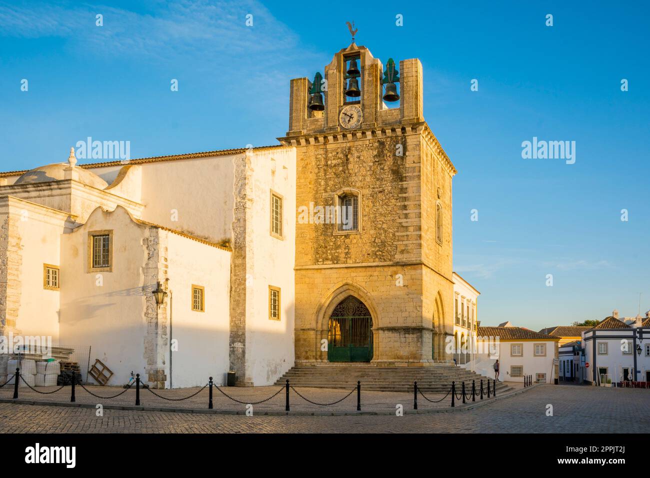 Vista sulla cattedrale di Faro a largo da se nella città vecchia. Foto Stock