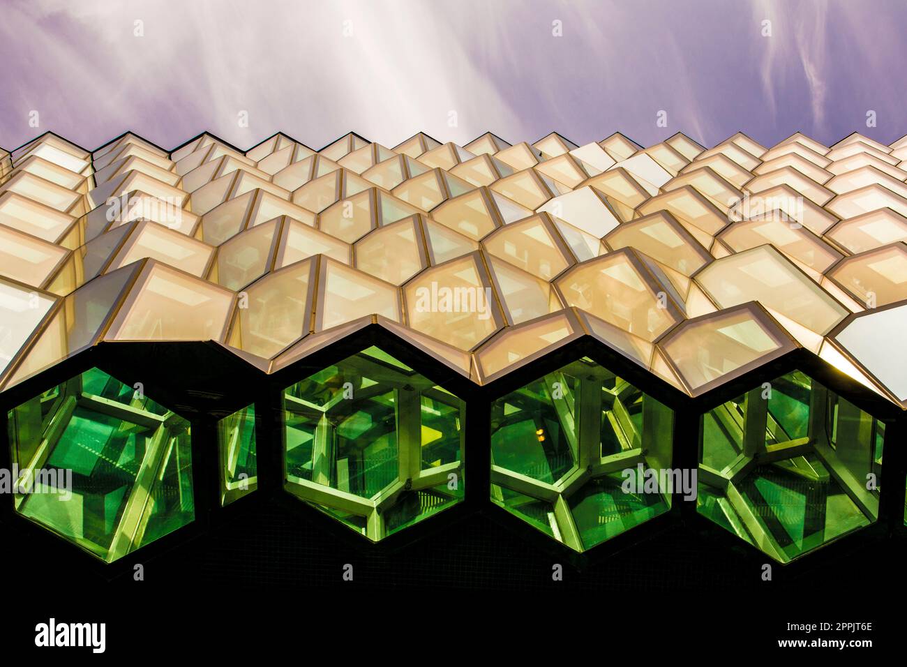 Primo piano architettonico e dettaglio del design della vetrata della sala concerti e del centro conferenze Harpa Foto Stock