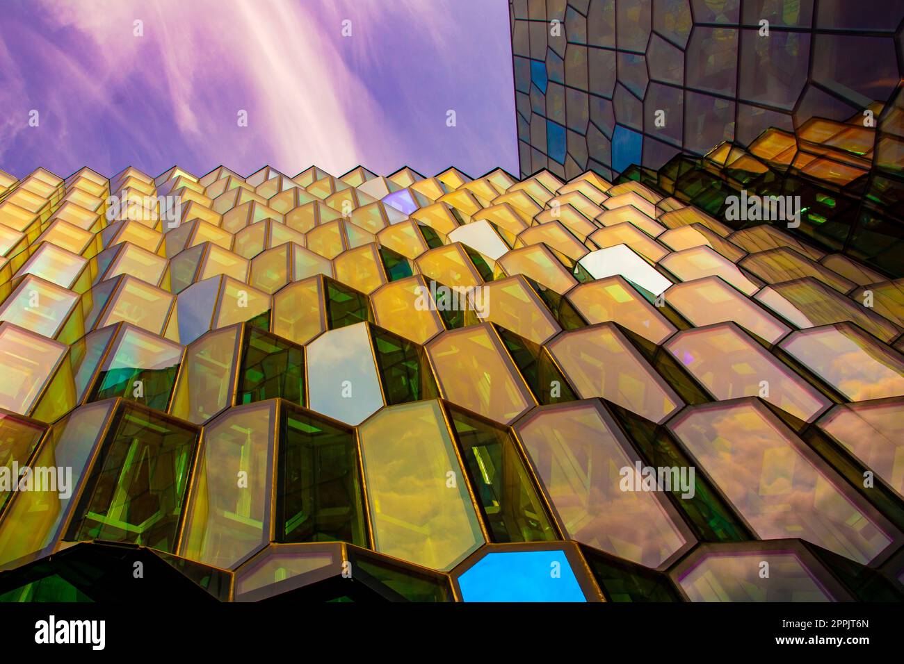 Primo piano architettonico e dettaglio del design della vetrata della sala concerti e del centro conferenze Harpa Foto Stock