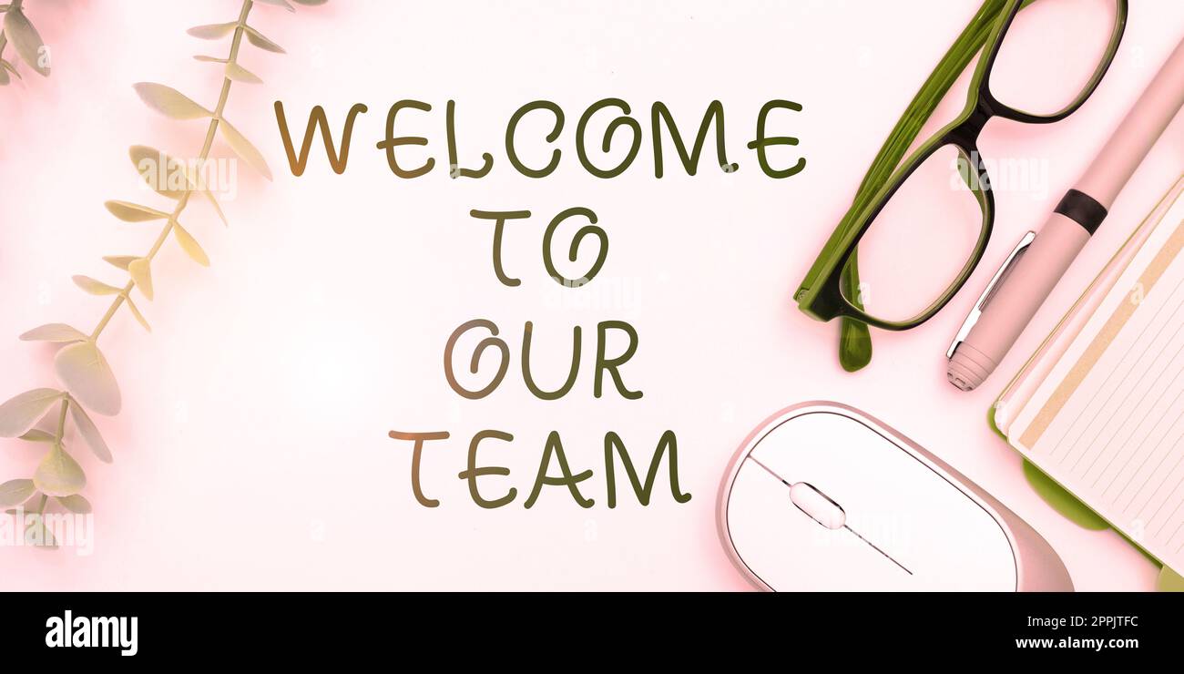 Cartello con la scritta Benvenuto nel nostro team. Panoramica aziendale Presentazione di un'altra persona ai tuoi compagni di squadra Foto Stock