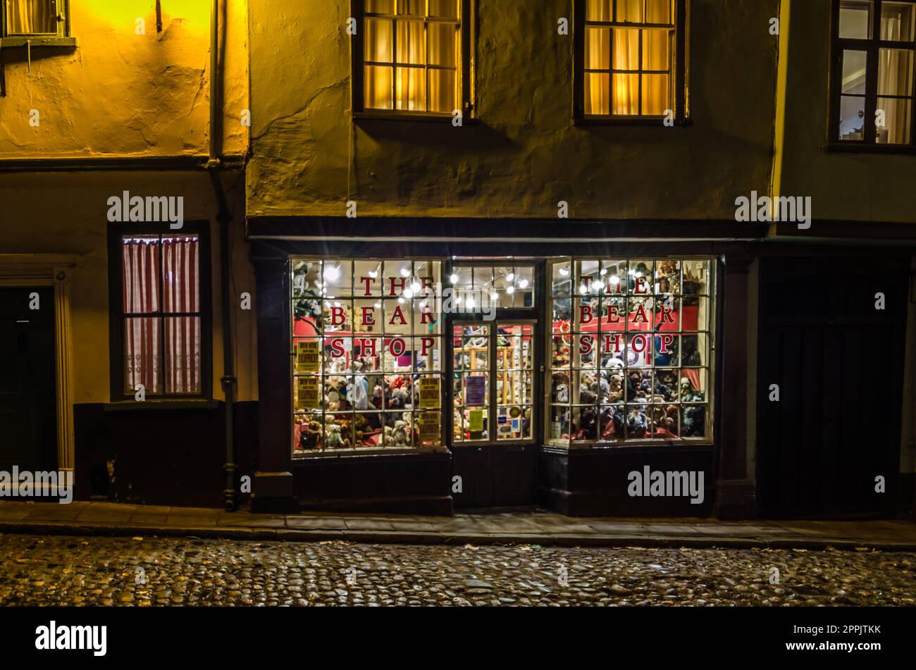 NORWICH, INGHILTERRA, Regno Unito - 29 DICEMBRE 2013: Vista notturna del negozio di orsacchiotti "The Bear Shop" nella città vecchia di Norwick, Norfolk, Inghilterra, Regno Unito Foto Stock