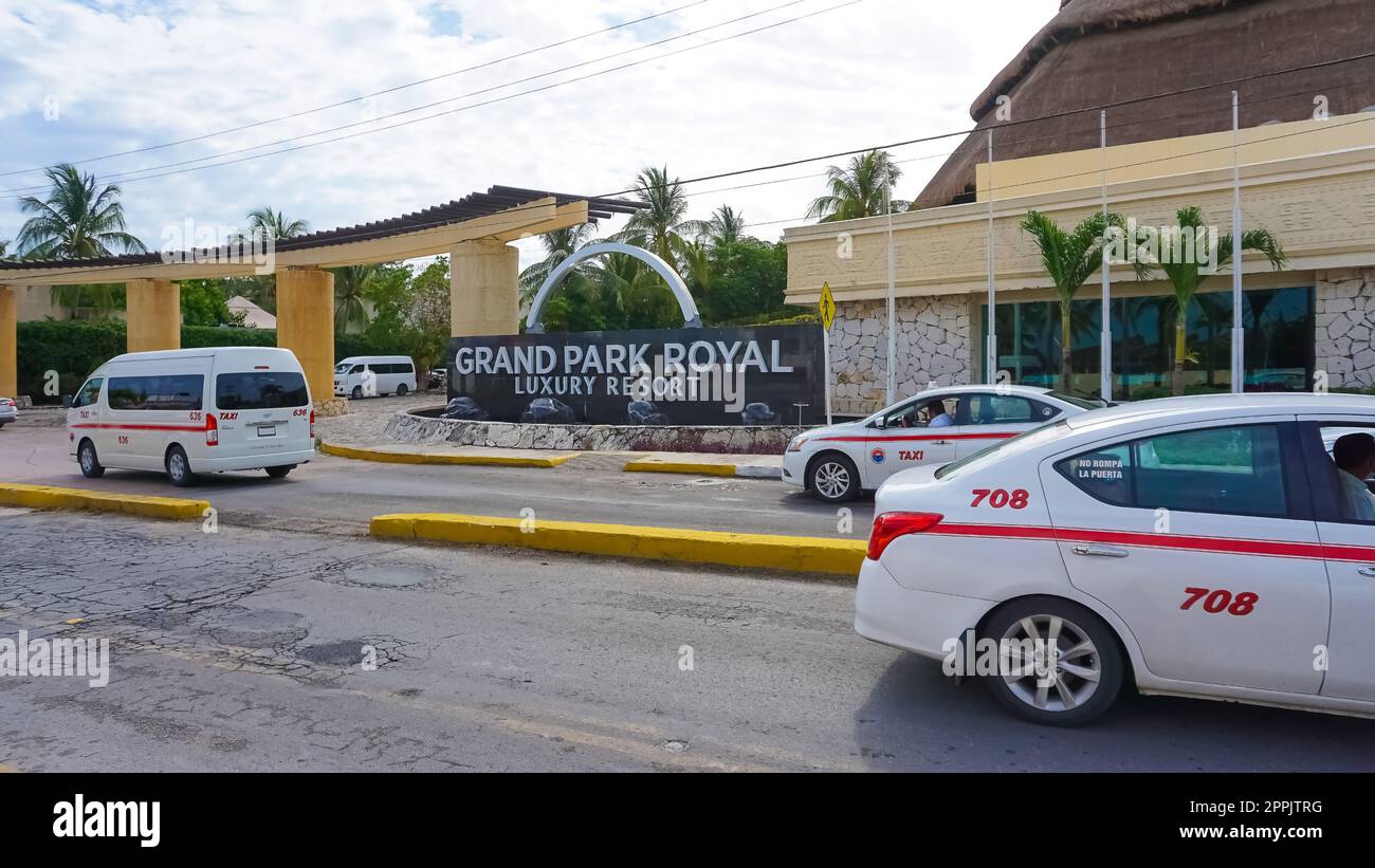 Vista della strada di giorno con le vetrine dei negozi di automobili a Cozumel, Messico. Foto Stock