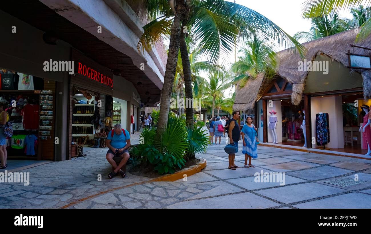 Costa Maya, Messico - 24 aprile 2022: Fai acquisti al terminal o al porto delle navi da crociera Costa Maya Foto Stock