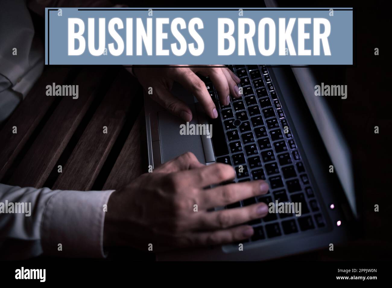 Mano che scrive il mediatore di affari del segno. Concetto del Internet che pubblica il contenuto di forma corta di un commercio Foto Stock