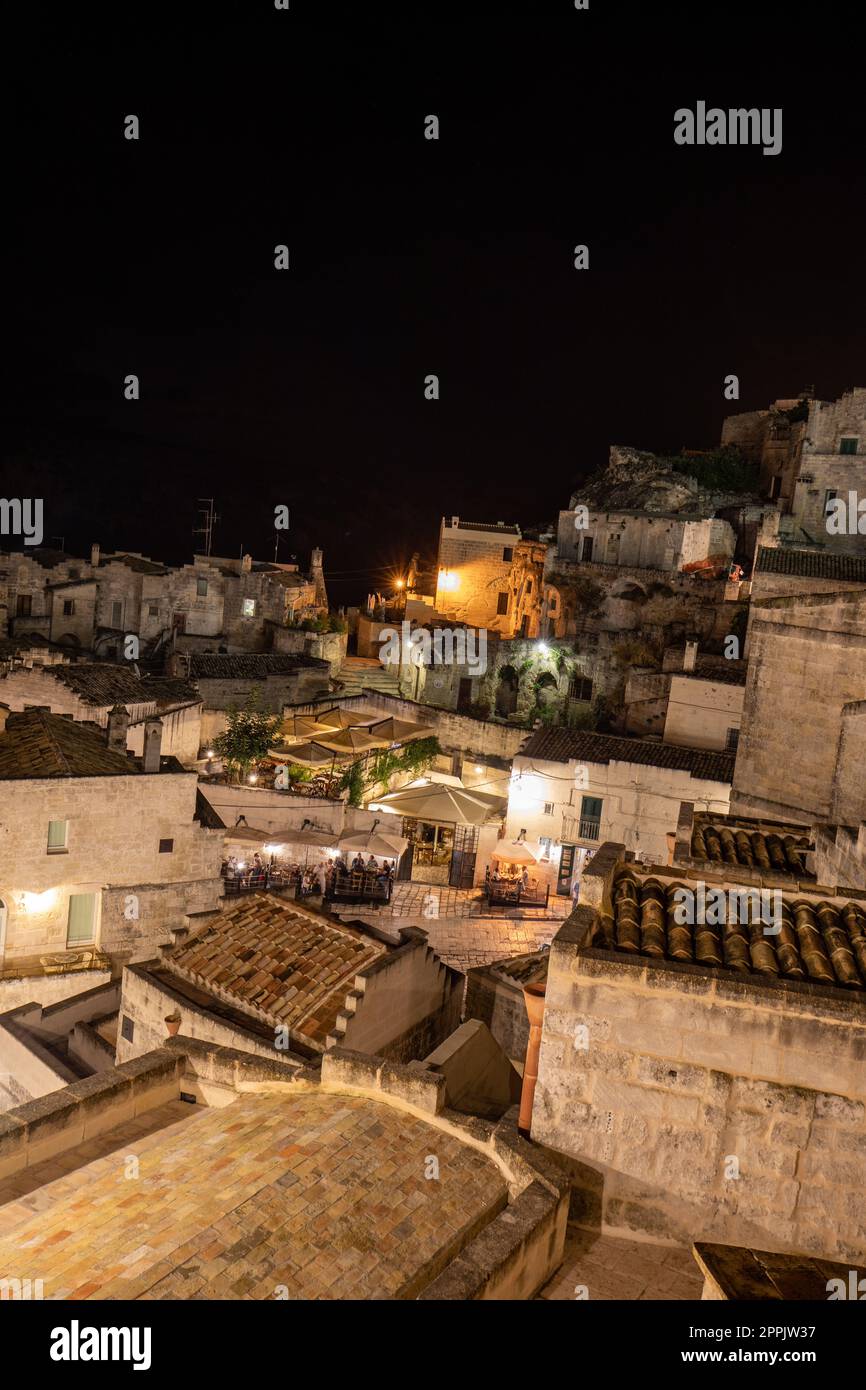 Paesaggio notturno dei Sassi di Matera, ben noti per i loro antichi insediamenti rupestri. Basilicata. Italia Foto Stock
