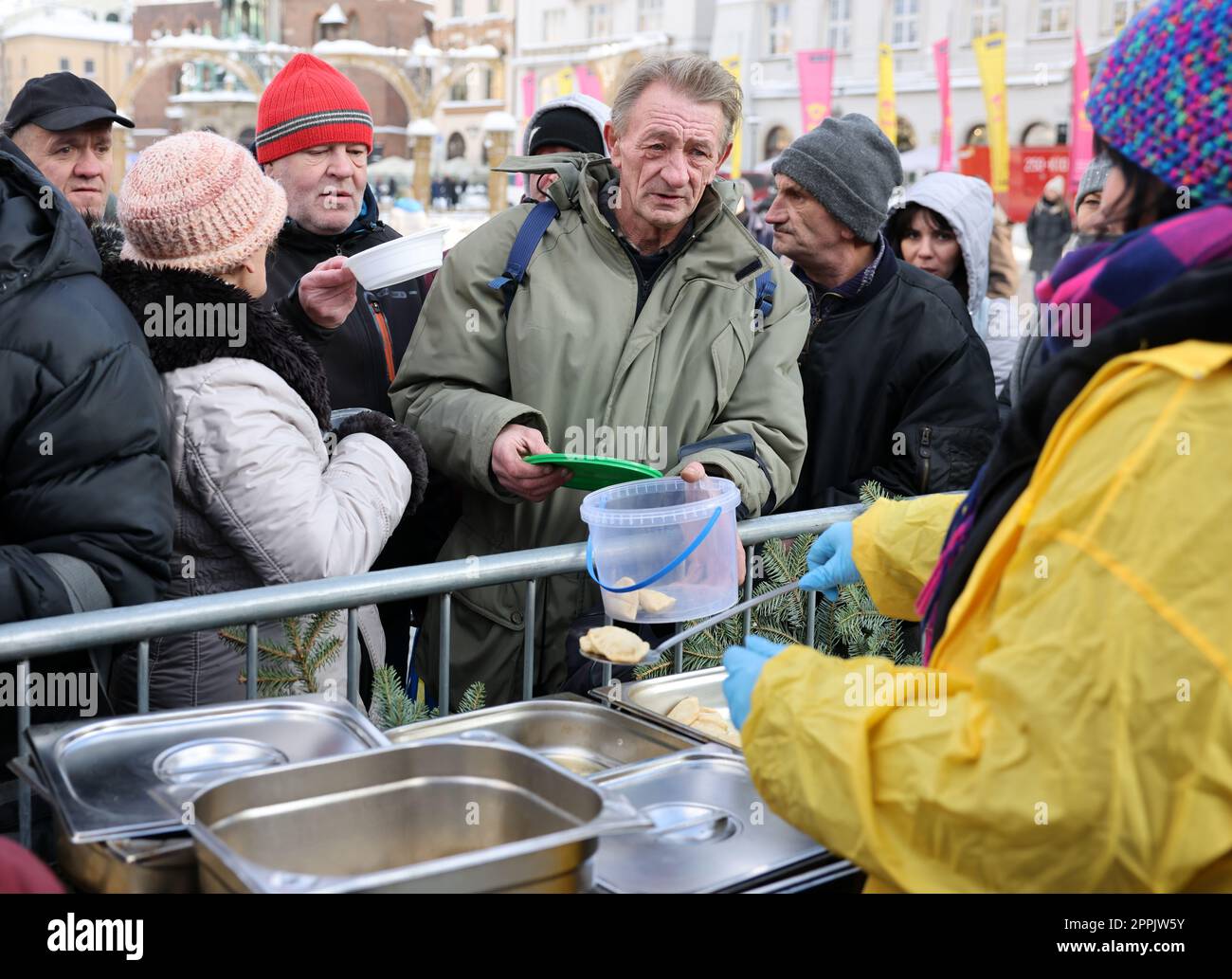 Vigilia di Natale per poveri e senzatetto sulla piazza principale di Cracovia. Foto Stock