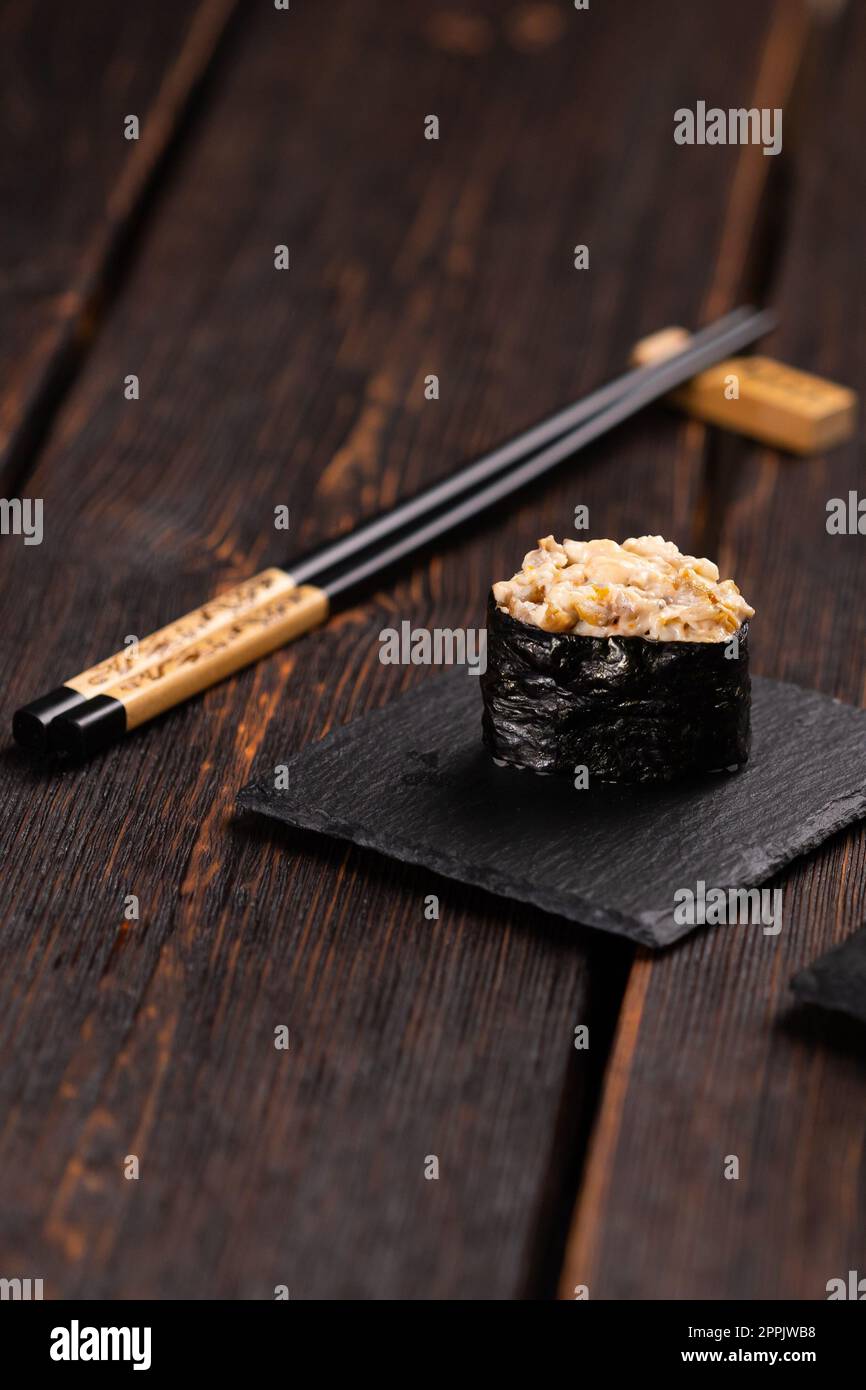 Gunkan Maki Sushi di salmone di pesce, capesante, persico, anguilla, gamberi e caviale su tavola di legno da vicino. Menu sushi. Sushi giapponese, set di gunkan Foto Stock