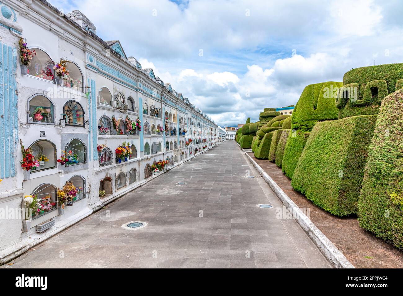 Tulcan, Ecuador - 8 ottobre 2022: cimitero con sculture verdi fatte di piante Foto Stock