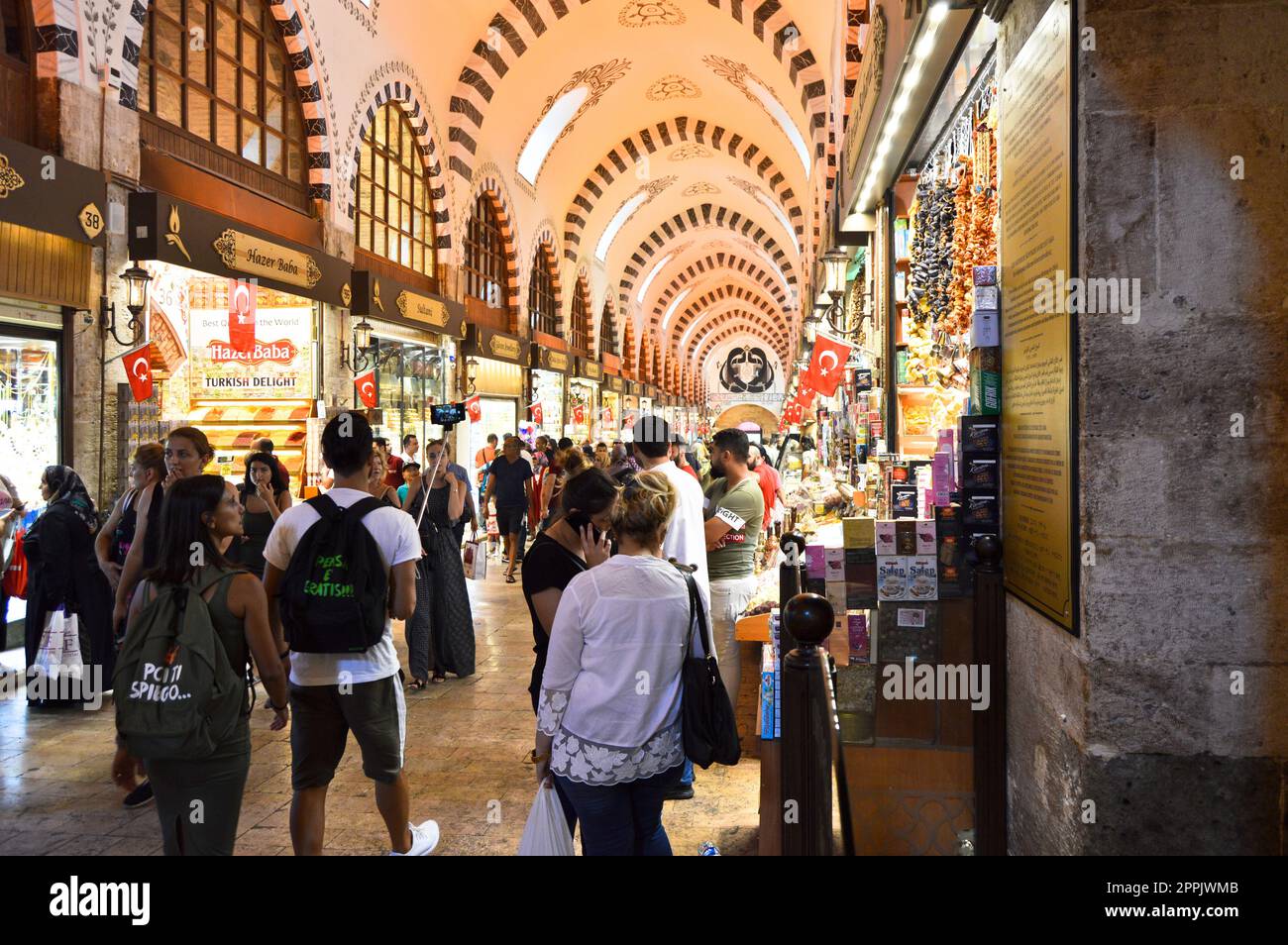 Nel Misir Carsisi, costruito nel XVII secolo, locali e turisti provenienti da vari paesi del mondo sono lo shopping. Istanbul Turchia, agosto 30 2018 Foto Stock