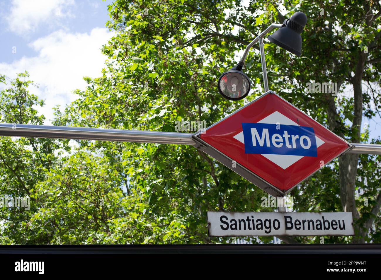 Cartello d'ingresso della metropolitana alla stazione Santiago Bernabeu di Madrid, Spagna Foto Stock