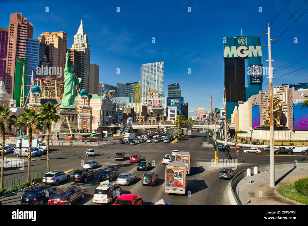 Ammira la Strip di Las Vegas, Nevada, con MGM, New York, Hakkasan e aria Tropicana Avenue Foto Stock